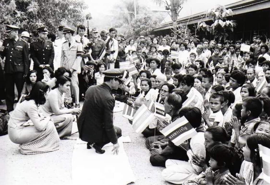 nun_nunnanna's tweet photo. จะมีกษัตริย์พระองค์ใดที่ไม่ชอบนั่งเก้าอี้หรูๆในวัง 
แต่กลับชอบนั่งตามพื้นดินแผ่นหญ้า
จะมีกษัตริย์พระองค์ใดที่ไม่ชอบไปตามทางสะดวกๆ 
แต่กลับชอบปุกป่าฝ่าโคลน
และจะมีกษัตริย์พระองค์ใดที่อยากเห็นคนไทยมีความสุข และรักคนไทยได้เท่า กษัตริย์ที่ชื่อ���ูมิพล และราชวงศ์จักรี #SaveTheKing https://t.co/AtXdRFXAH4