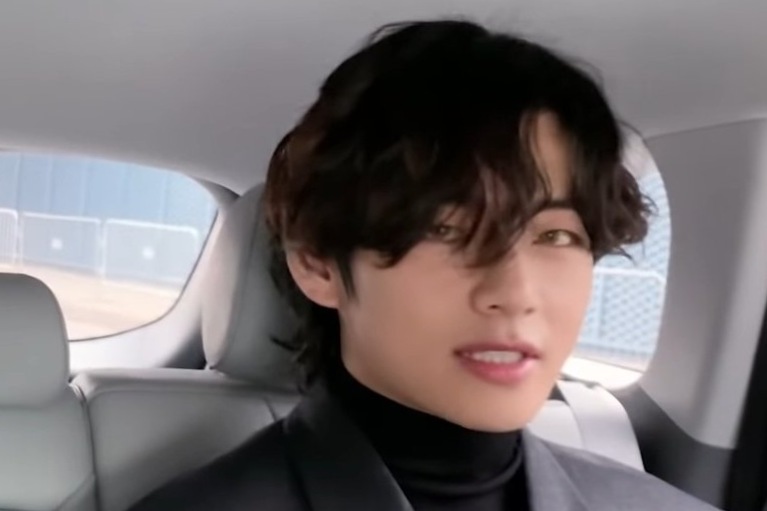 callmetae0705's tweet photo. how can he be real https://t.co/aAscarIlGn