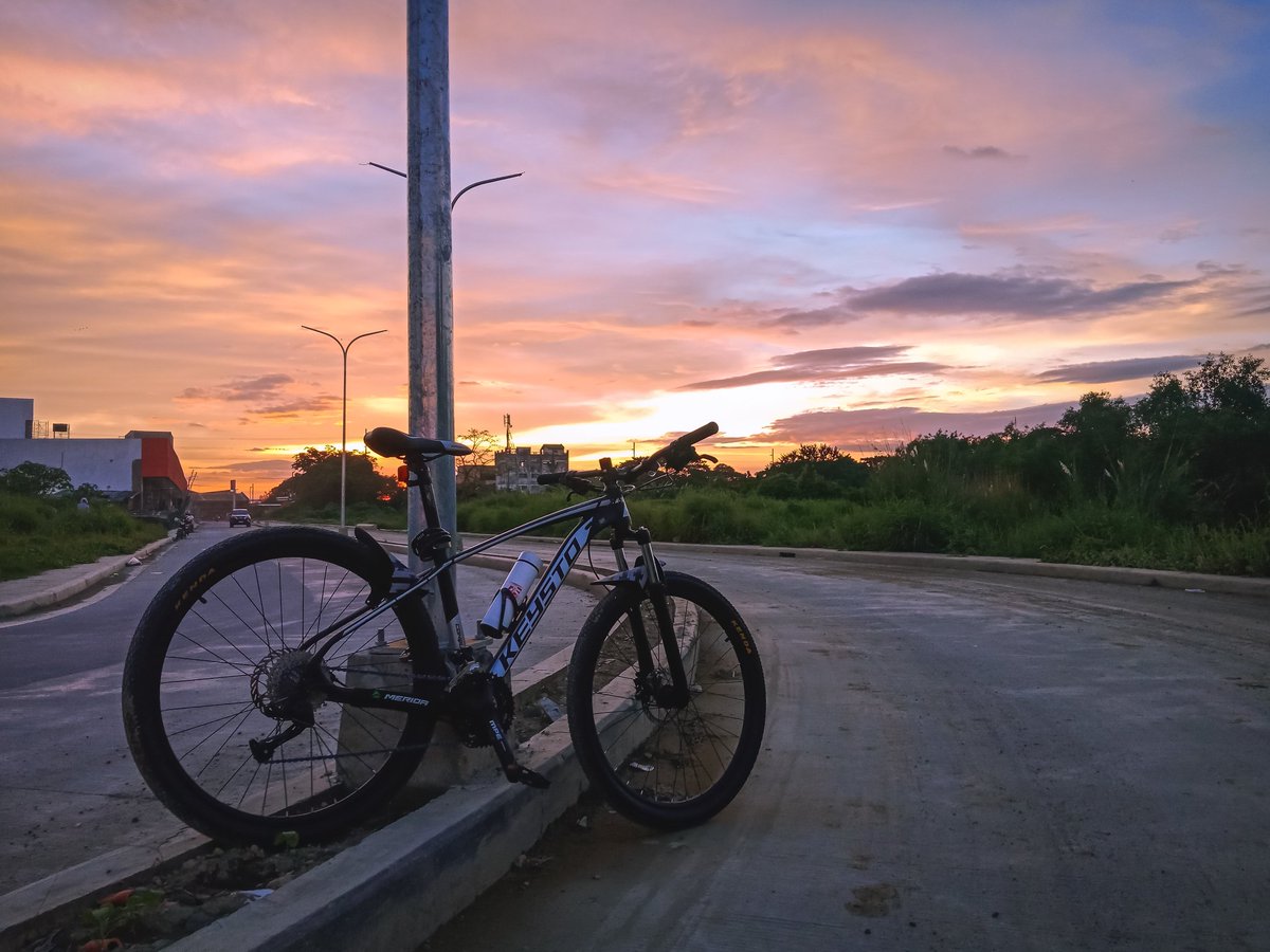 momonsantiago's tweet photo. Capture the moment or regret that you don't take that picture.
.
.
.
.
.
#ridesafe #bike #biking #mountainbike #bikephotography #photography #mobilephotography #lightroom #lrclassph #lrccph #sunset #sunsetphotography https://t.co/KfguaozY4u
