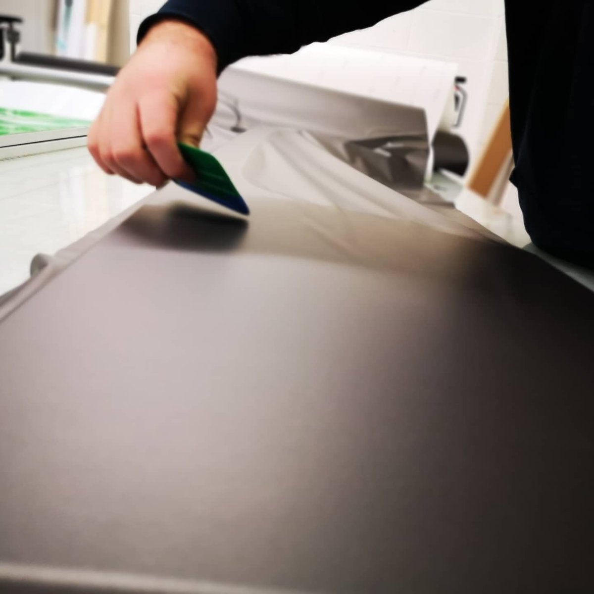 EliteSigns's tweet photo. With #truckwraps, whilst we #wrap them almost whole in our large #vehiclebranding workshop, there are certain parts we need to remove and wrap on the bench, like this side #winddeflector for the @ForwardWaste @DAFTrucksUK. https://t.co/EzWH6vYf5p