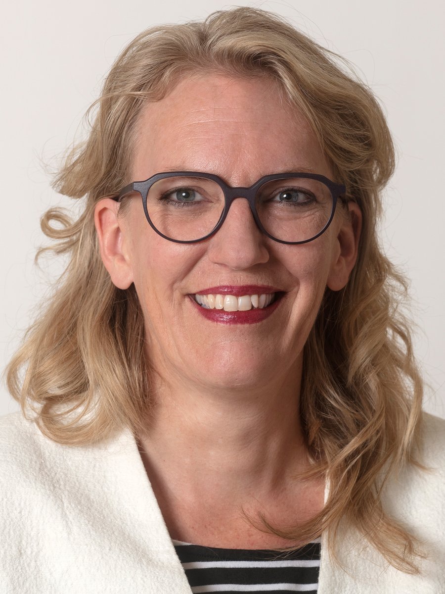 "Uns bleibt der Dank für alles, was er ermöglicht hat im geschwisterlichen Miteinanders in unserer Kirche, in der Ökumene, im interreligiösen Dialog" würdigt Synodalratspräsidentin @Driessen_Reding das Wirken des zurückgetretenen Generalvikars Josef Annen.
zhkath.ch/kirche-aktuell…