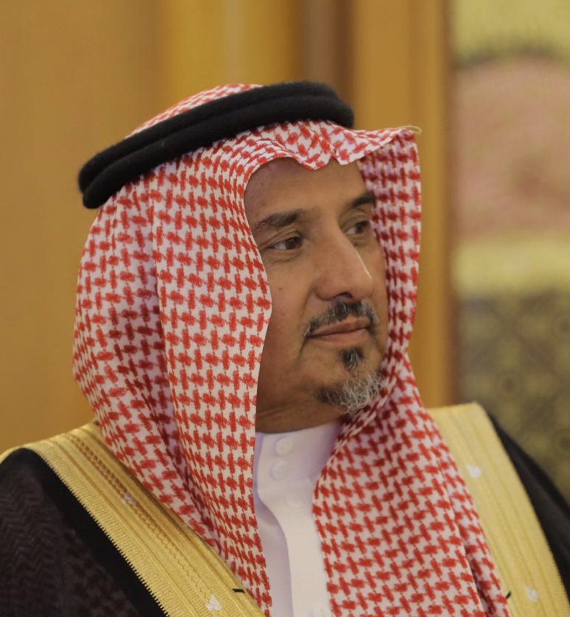 #اكثر_معلم_اثر_عليك  سيدي ووالدي ومعلمي وأستاذي  كنت ولا أزال تلميذا بين يديه ، الله يحفظه ويطول في عمره   .                                                 لعلّي أفي تلك الأبوّة حقّها … وإن كان لا يوفى بكيل ولا وزن
فأعظم مجدي كان أنك لي أب … وأكبر فخري كان قولك: ذا إبني