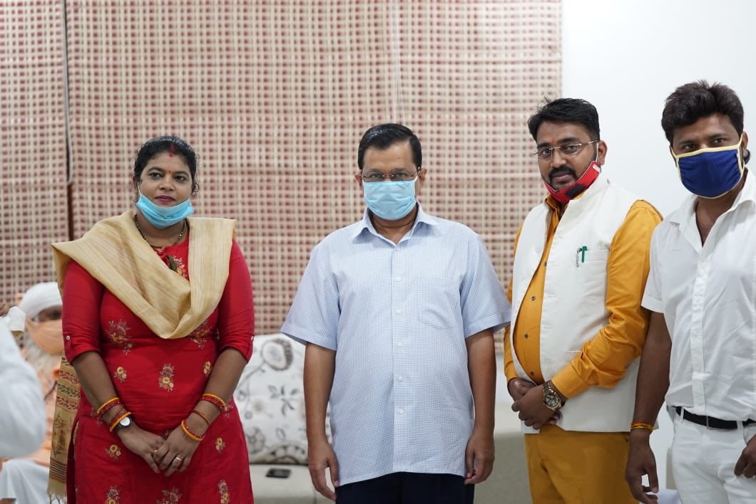 SanjayAzadSln's tweet photo. आदित्यनाथ के राज में दलितों के लिये न्याय नही है दलितों के साथ हत्त्या बलात्कार जैसी घटनायें हो रहीं हैं दलित समाज पीड़ित है हाथरस कांड से आक्रोशित हिन्दू धर्म छोड़ने वाले बाल्मीकी समाज के लोगों ने दिल्ली क��� CM @ArvindKejriwal जी से मुलाक़ात कर अपना दर्द साझा किया। https://t.co/YzWVDkZ7o3