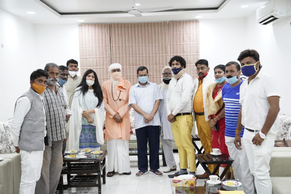 SanjayAzadSln's tweet photo. आदित्यनाथ के राज में दलितों के लिये न्याय नही है दलितों के साथ हत्त्या बलात्कार जैसी घटनायें हो रहीं हैं दलित समाज पीड़ित है हाथरस कांड से आक्रोशित हिन्दू धर्म छोड़ने वाले बाल्मीकी समाज के लोगों ने दिल्ली क��� CM @ArvindKejriwal जी से मुलाक़ात कर अपना दर्द साझा किया। https://t.co/YzWVDkZ7o3
