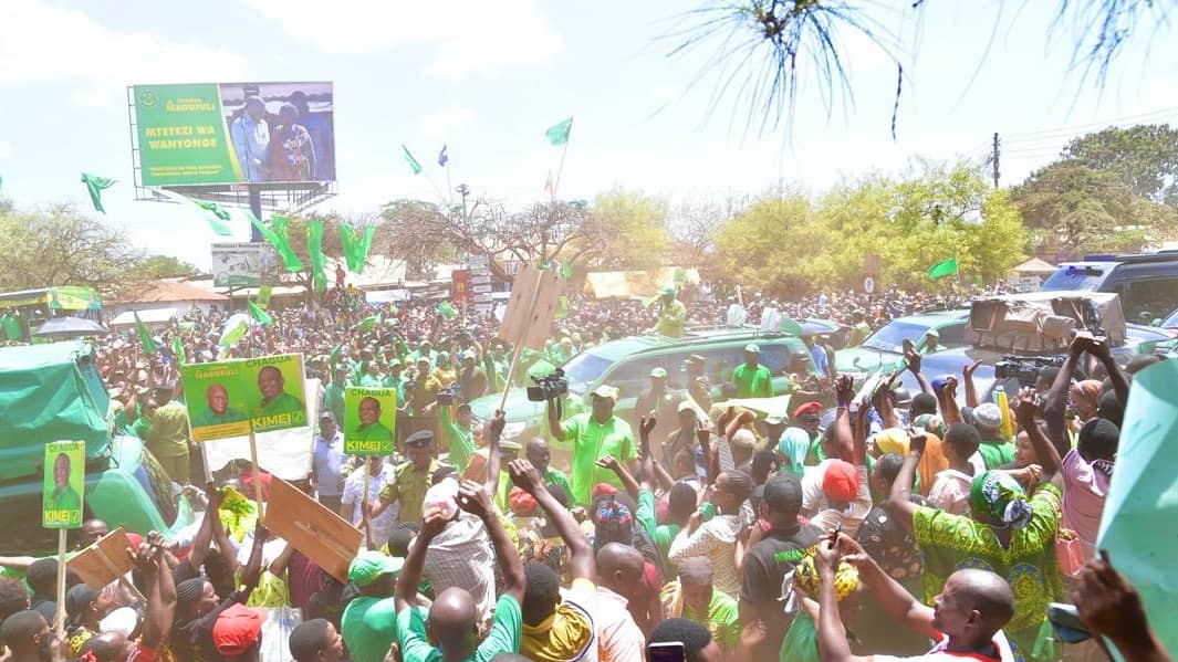 📷 Mgombea Urais wa Jamhuri ya Muungano wa Tanzania kupitia Chama cha Mapinduzi CCM Dkt John Pombe Magufuli aliposimamishwa na wananchi wa Himo Moshi Vijijini Mkoani Kilimanjaro tarehe 21 Oktoba 2020.
#KuraKwaMagufuli2020 
#T2020JPM 
#ChaguaCCM