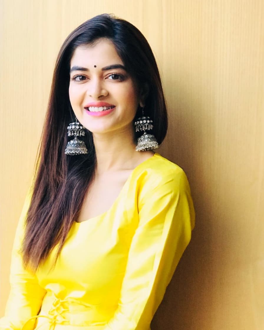 RishiMadhumita's tweet photo. #pujovibes with @madhumitact #stunning #bongdiva #beautyinyellow #prettysmile #madhumitasarcar #fanpage #madhumita_rrishii_fans https://t.co/dGQBV5z1XJ