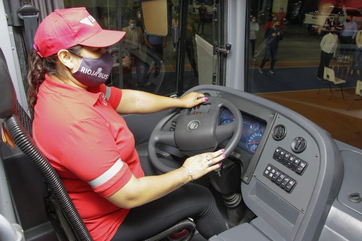 QuintelaRicardo's tweet image. Comenzaron las capacitaciones a las y los 150 choferes de la empresa Rioja Bus y a los 25 técnicos. Me enorgullece ver el entusiasmo por aprender, mejorar y capacitarse. Estoy seguro que pondrán lo mejor de sí, para brindar un servicio de calidad para las riojanas y riojanos.
⬇️