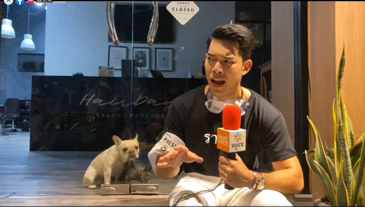 #ม็อบ21ตุลา น้อนนนนนนน ถามพี่นักข่าว @VoiceTVOfficial คูมพรี่มาจากจังหวัดอารัยค๊าาาาาา น้อนตั้งใจฟังมาก 😅 #คณะราษฎร63 #ประยุทธ์ออกไป #ปล่อยเพื่อนเรา #มัมหมีไม่เอาสถาบันกษัตริย์ #สถานการณ์ฉุกเฉิน #อนุสาวรีย์ชัยสมรภูมิ https://t.co/4IJaofIpeh
