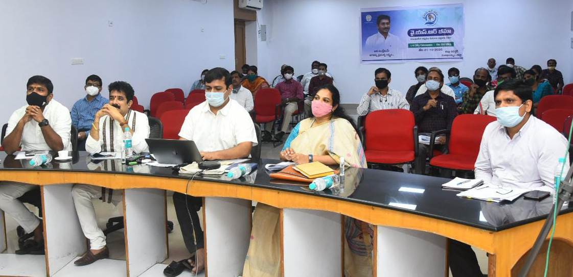iandprvisakhap1's tweet photo. రైస్ కార్డు పొందేందుకు అర్హత ఉన్న లబ్దిదారుల కుటుంబాలన్నీ  వై.యస్.ఆర్. బీమా పథకానికి అర్హులని రాష్ట్ర ముఖ్యమంత్రి వై.యస్. జగన్ మోహన్ రెడ్డి వెల్లడించారు.  బుధవారం నిర్వహించిన వీడియో కాన్ఫరెన్స్ లో వై.యస్.ఆర్. బీమా పథకంను ఆయన ప్రారంభించారు. https://t.co/vm1TMicrYI