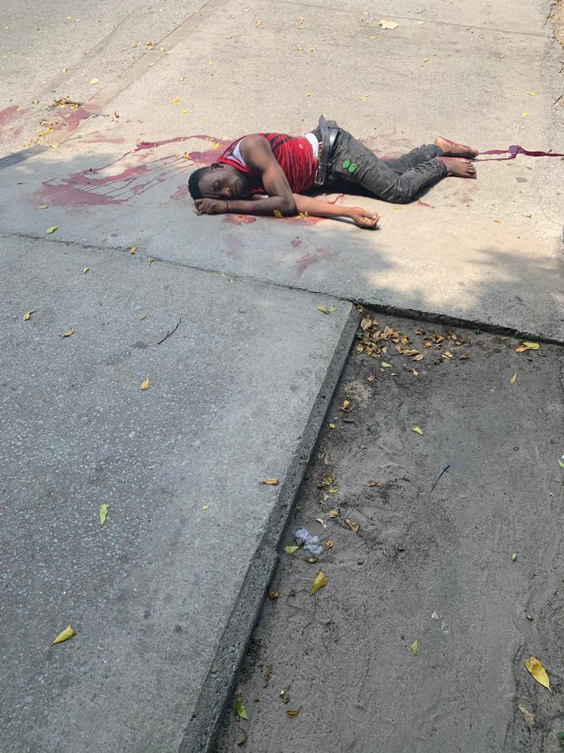thefunkeoguns's tweet photo. #LekkiMassacre
Please this guy mustn't die o, he's currently at Heritage Bank, Marina.. Please @fkabudu he needs help 

Please RT till he gets help 
@pamilerin
@Adeifemide
@SavvyRinu
@EndSarsResponse
#LekkiMassacre #BlackTuesdayNigeria https://t.co/NRF05nC5oH