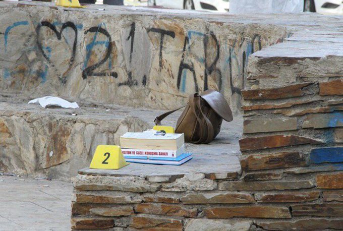 #MelekArslan ı öldürdü erkek kardeşi Mustafa, 
yine bir silahla.
3 gündür genç kadınlar silahlı saldırıya uğradı ve öldürüldü.
Durdurmak için bireysel silahlanma yasaklanmalı.

#KadınCinayetleriniDurduracağız