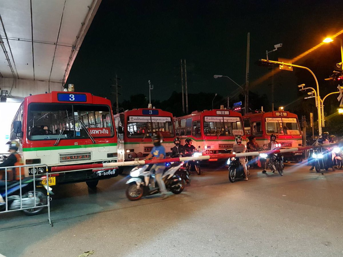 19.26 น. รถเมล์ 4 คันจอดขวางแยกยมราช ฝั่งไปแยกอุรุพงษ์ #ม็อบ21ตุลา #เกาะติดชุมนุม63 #สถานการณ์ฉุกเฉิน #อนุสาวรีย์ชัยสมรภูมิ https://t.co/AoNxHlkVmP