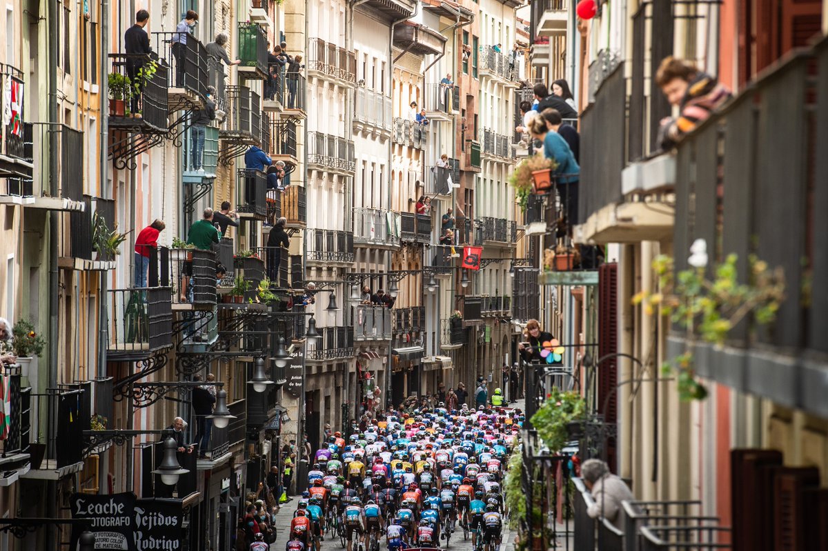 ikerhuarte's tweet photo. #LaVuelta feat. el encierro. 

❤️ Pamplona https://t.co/pXNyRloJdy