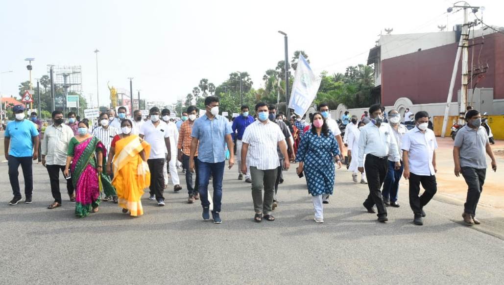 iandprvisakhap1's tweet photo. కోవిడ్-19 నియంత్రణ ఐ ఇ సికార్యక్రమాలనిర్వహణలో భాగంగాతేది21నుండి 30వతేదివరకువివిదకార్యక్రమాలను  నిర్వహించాలన్నరాష్ట్ర ప్రభుత్వఆదేశాలప్రకారం ఈరోజు(బుధవారం )ఉదయం“ఫ్రంట్ లైన్ వర్కర్స్ మరియు  కోవిడ్ వర్కర్స్”తోబీచ్ రోడ్డులోజిల్లా కలెక్టర్ వి.వినయ్ చంద్ ఆధ్వర్యంలోర్యాలీనిర్వహించబడింది https://t.co/v3fLedL2Xp