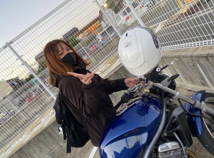 ask___barius1's tweet photo. バイク垢つくったので🌸
バイク乗りとして軽く自己紹介

名前   asuka
性別　♀︎？？
年齢　22
身長　高いのが嫌なんよ
住み    京都
愛車　バリオス1型
好き   食べること、ゲーム
一言　初心者ですがよろしくです✌️看護師国家試験頑張りま〜す

#バイク乗りと繋がりたい
#バイク乗りとして自己紹介 https://t.co/uFeSyUVDnS