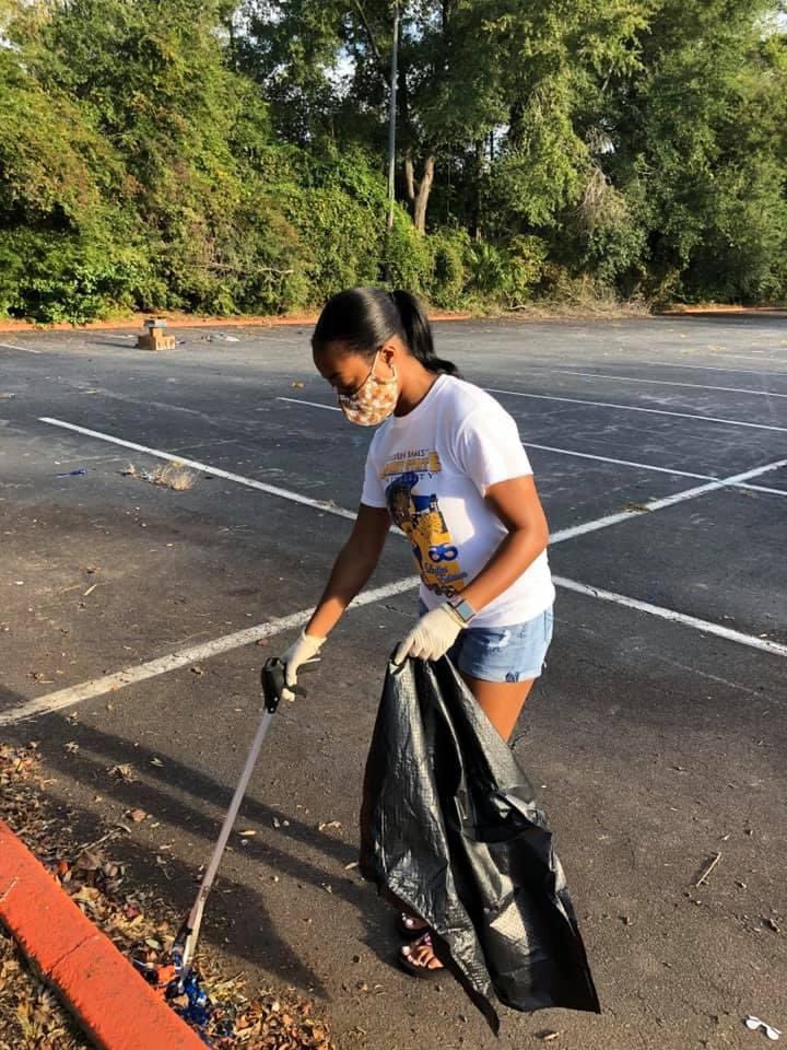 AlbanyStateUniv's tweet photo. #RAMService: Faculty, staff and students met yesterday to clean up around campus for “Stash the Trash.”This event was a pre-alumni council initiative led by their advisor Janet Puckett, from the Division of Institutional Advancement. 💙 💛 https://t.co/YFKuQ7Wr1q