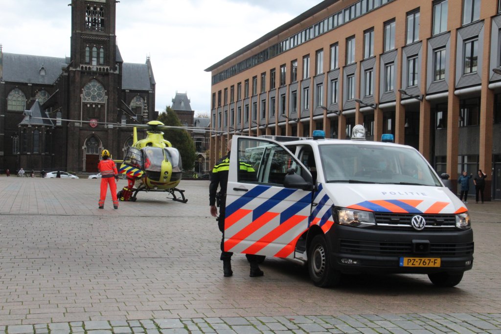 Traumaheli landt voor kerk en stadhuis..
