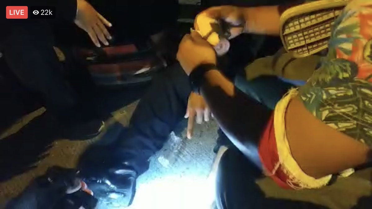 เกิดเหตุปะทะกับตำรวจ มีตำรวจบาดเจ็บแต่รู้ไหมใครช่วยปฐมพยาบาลตำรวจ เค้าคือ "ประชาชน "  #ม็อบ21ตุลา