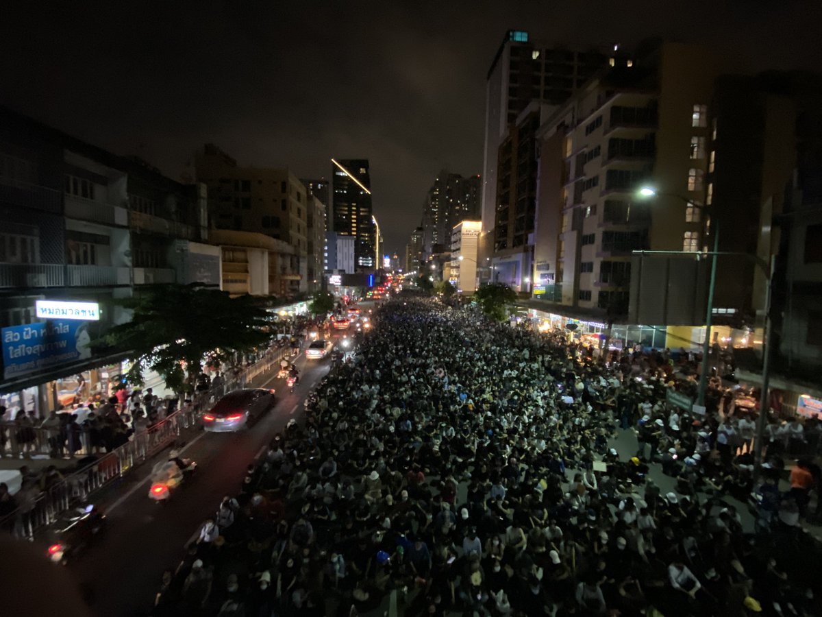 Merci_moci's tweet image. เกิดมาจนอายุ40ก็เพิ่งเคยเห็นแฟลชม็อบที่มีผู้คนมารวมตัวกันเยอะขนาดนี้ ยิ่งไปกว่านั้นเป็นม็อบที่ไม่ได้มีเดอะแบ็คอัพด้วย ปชช.ปกป้องกันเองที่แท้ทรู

#ม็อบ21ตุลา