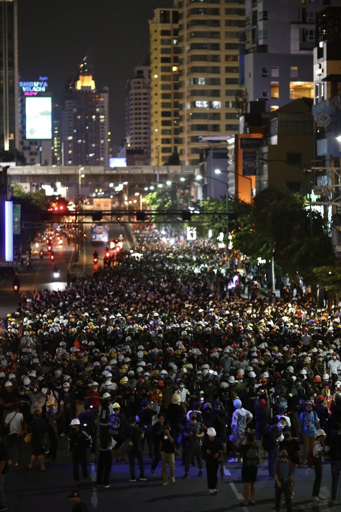 Merci_moci's tweet image. เกิดมาจนอายุ40ก็เพิ่งเคยเห็นแฟลชม็อบที่มีผู้คนมารวมตัวกันเยอะขนาดนี้ ยิ่งไปกว่านั้นเป็นม็อบที่ไม่ได้มีเดอะแบ็คอัพด้วย ปชช.ปกป้องกันเองที่แท้ทรู

#ม็อบ21ตุลา