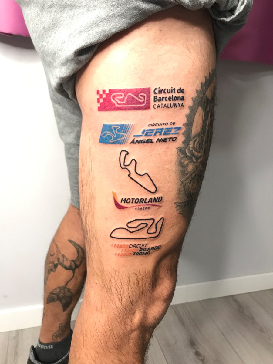 Algunos aficionados nos llevan muy dentro, en la piel como en este caso. Su  nombre Carlos Aránega que lleva tatuado en su pierna los logos de los  circuitos españoles de Gran Premio, image size:900x1200