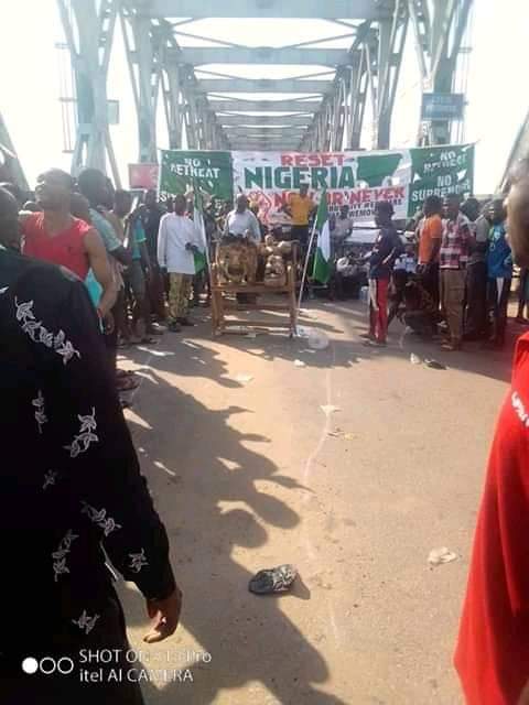 MaziDivine's tweet image. Oracle present leading procession Onitsha Bridge

#EndPoliceBrutalityinNigeria 
#EndSAR 
#EndPoliceHarassment