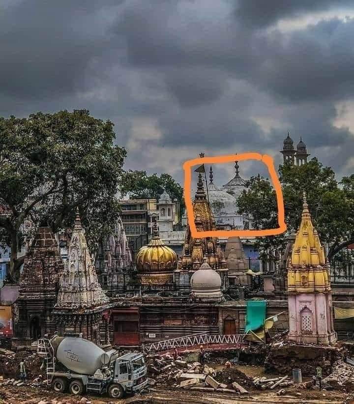 इस समय काशी में #मोदी_सरकार का ड्रीम प्रोजेक्ट काशी विश्वनाथ कॉरिडोर का निर्माण कार्य चल रहा है। इस बीच एक फोटो आयी है।
.
फ़ोटो में पीछे बड़ी सी #मस्जिद के सामने यह जो छोटा सा मंदिर है न, वह विश्व के सबसे पूजनीय भगवान श्री #काशी_विश्वनाथ जी का मंदिर हैं। https://t.co/hWqQJv7fHn