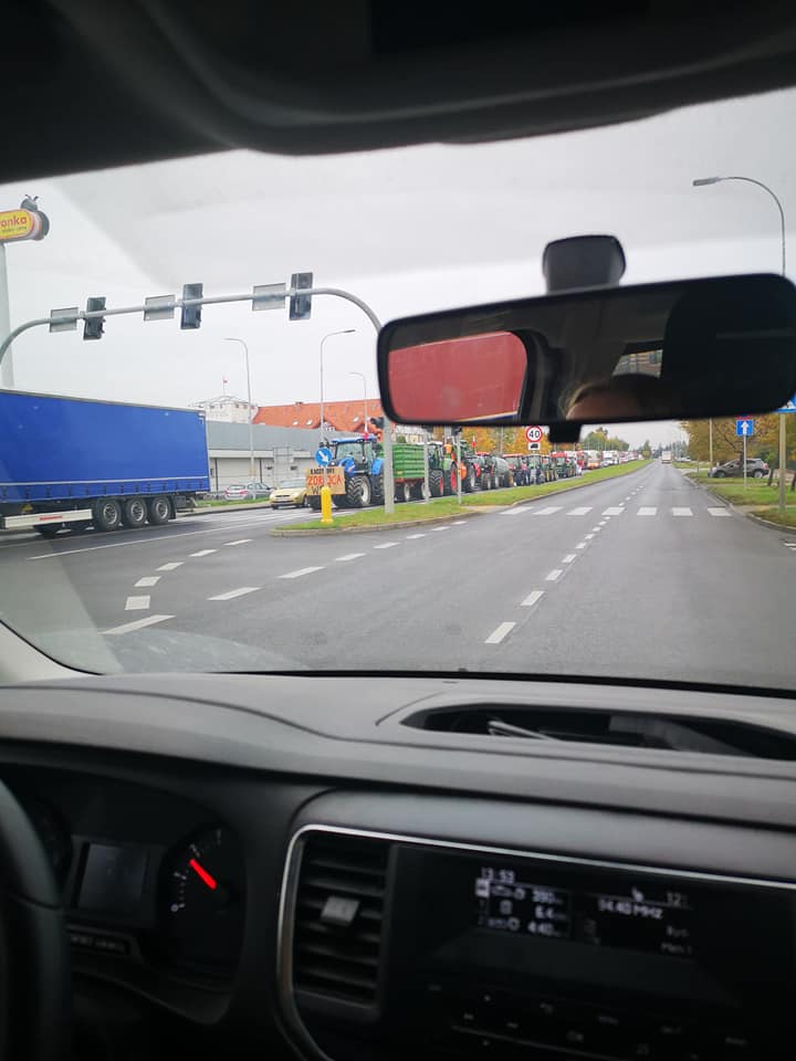 Swiat_Rolnika's tweet photo. 🇵🇱 Protestują też w Bydgoszczy! | #ProtestRolnikow | Tysiące maszyn na ulicach a @pisorgpl wciąż nie słucha zwykłych ludzi, tylko zasłania się @GrzegorzPuda oraz sondażami na zamówienie "Otwartych Klatek". Przyjdźcie, posłuchajcie, co polscy rolnicy mają Wam do powiedzenia... https://t.co/UYkA1ZEFdV