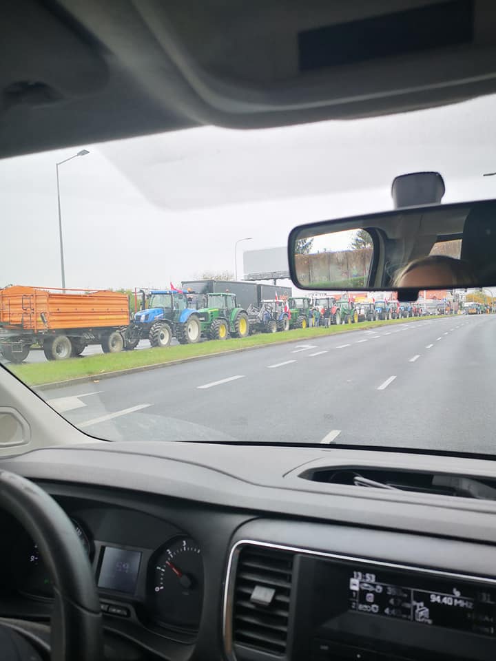 Swiat_Rolnika's tweet photo. 🇵🇱 Protestują też w Bydgoszczy! | #ProtestRolnikow | Tysiące maszyn na ulicach a @pisorgpl wciąż nie słucha zwykłych ludzi, tylko zasłania się @GrzegorzPuda oraz sondażami na zamówienie "Otwartych Klatek". Przyjdźcie, posłuchajcie, co polscy rolnicy mają Wam do powiedzenia... https://t.co/UYkA1ZEFdV