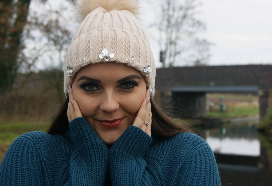 Flashwannabe's tweet photo. For those that say #Autumn can't be beautiful. @CherryBModelUK is here to show you otherwise! πππβ€οΈ https://t.co/mEwi47SWuE