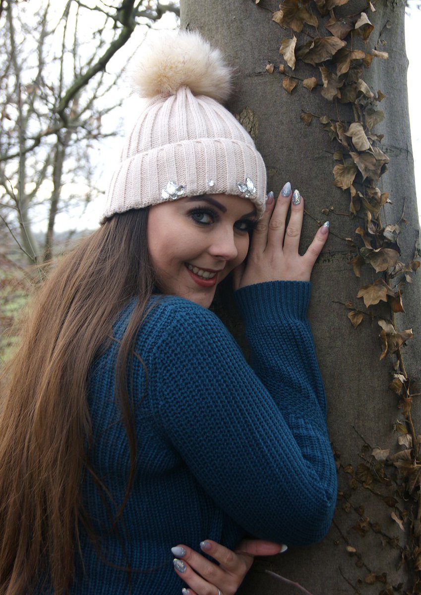 Flashwannabe's tweet photo. For those that say #Autumn can't be beautiful. @CherryBModelUK is here to show you otherwise! πππβ€οΈ https://t.co/mEwi47SWuE