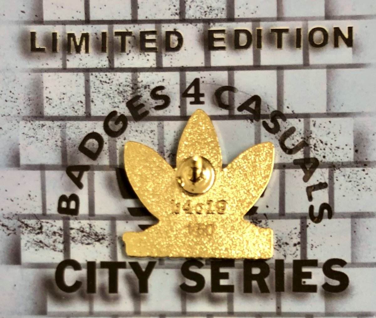 ///Stuttgart size? 20 anni twinned City Series///

Available to preorder soon 18mm trefoil design soft enamel pin badge,gold gild & black nickel finish

All individually laser engraved 01/50->50/50, deluxe clutch pin lock backs as standard #CasualWayofLife #adidasstuttgart