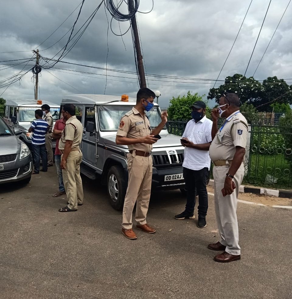 dcp_cuttack's tweet photo. Our special #TrafficEnforcementDrive was continued today against use of black films &tainted glass in cars as an activity driven by Traffic team towards prevention of crime inside the vehicles &the drive was also followed by citizen awareness programme #ObeyTrafficRules #StaySafe https://t.co/vB9sxy27YK