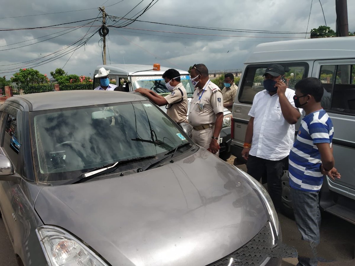 dcp_cuttack's tweet photo. Our special #TrafficEnforcementDrive was continued today against use of black films &tainted glass in cars as an activity driven by Traffic team towards prevention of crime inside the vehicles &the drive was also followed by citizen awareness programme #ObeyTrafficRules #StaySafe https://t.co/vB9sxy27YK