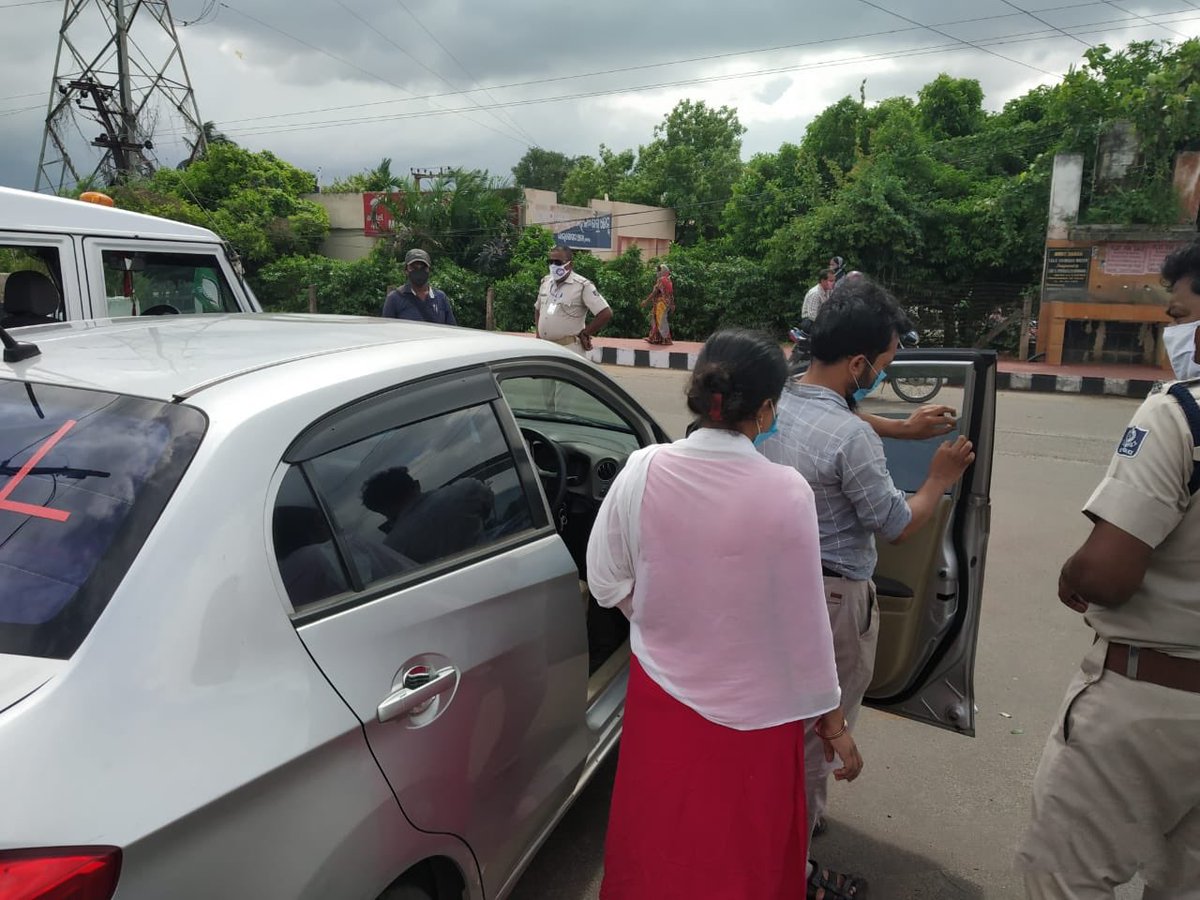 dcp_cuttack's tweet photo. Our special #TrafficEnforcementDrive was continued today against use of black films &tainted glass in cars as an activity driven by Traffic team towards prevention of crime inside the vehicles &the drive was also followed by citizen awareness programme #ObeyTrafficRules #StaySafe https://t.co/vB9sxy27YK
