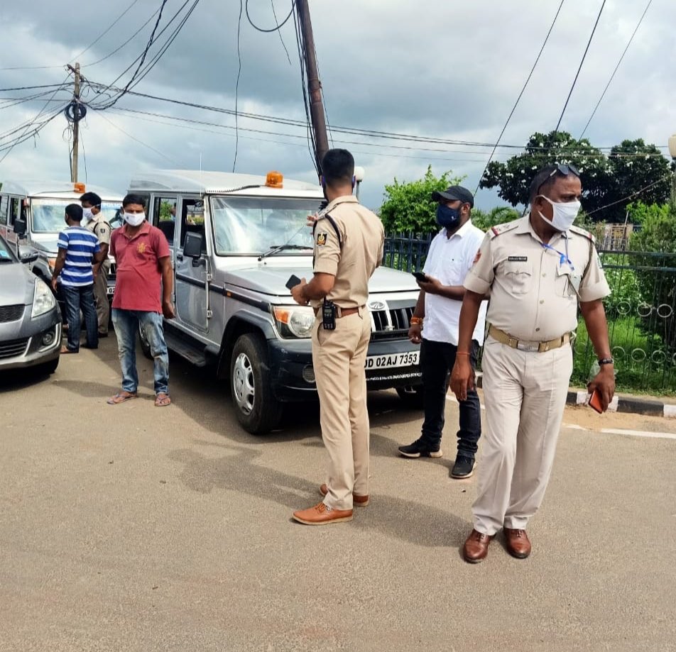 dcp_cuttack's tweet photo. Our special #TrafficEnforcementDrive was continued today against use of black films &tainted glass in cars as an activity driven by Traffic team towards prevention of crime inside the vehicles &the drive was also followed by citizen awareness programme #ObeyTrafficRules #StaySafe https://t.co/vB9sxy27YK