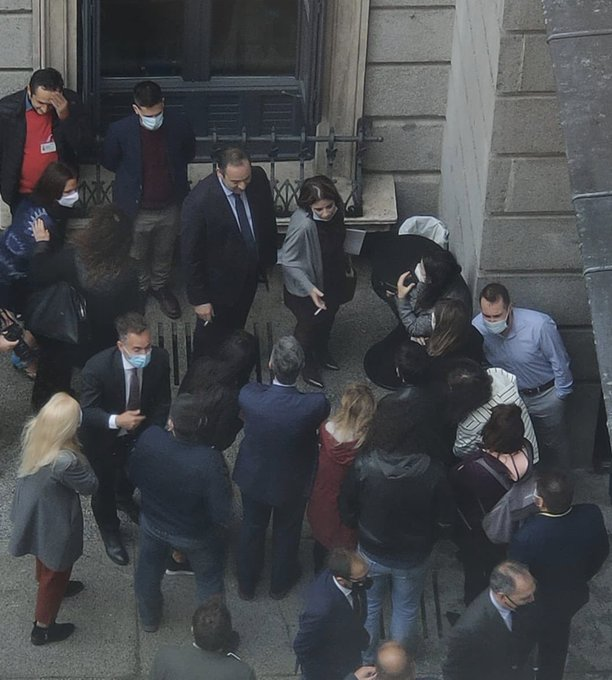 juanjogarciac's tweet photo. Descanso en el #Congreso para salir a fumar. Acuérdate estas Navidades cuando te digan que no puedes cenar con tu familia porque sois mas de 6 ... #ellospueden #elpringadoerestu https://t.co/youeDATF9W