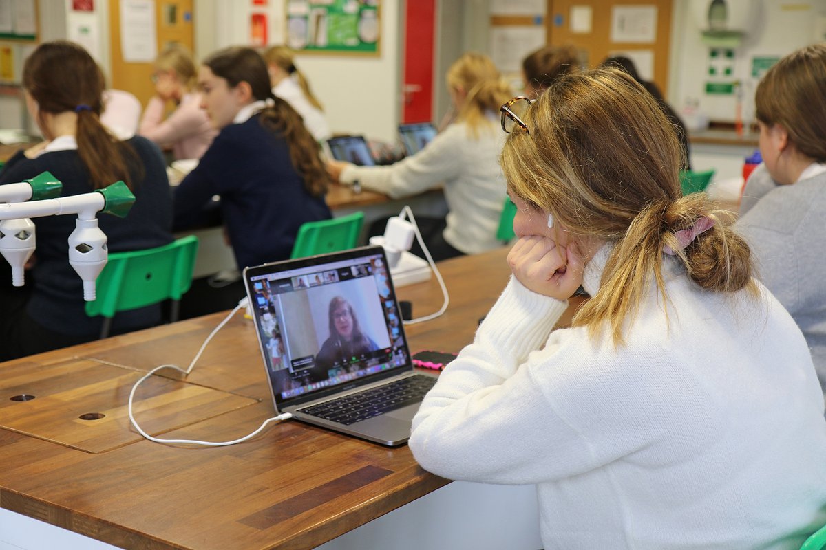 QASCaversham's tweet photo. π» Our #QASUpperFive GCSE #QASBiology students are taking part in a neuroscience and Alzheimer's engagement project, organised by #QASAlumna Emma, an undergraduate student at @SussexUni.π» @QAS_Alumnae @QAS_STEM #QASSTEM #QASScience #WomenInSTEM #GirlsInSTEM https://t.co/FZjl1XdKPF
