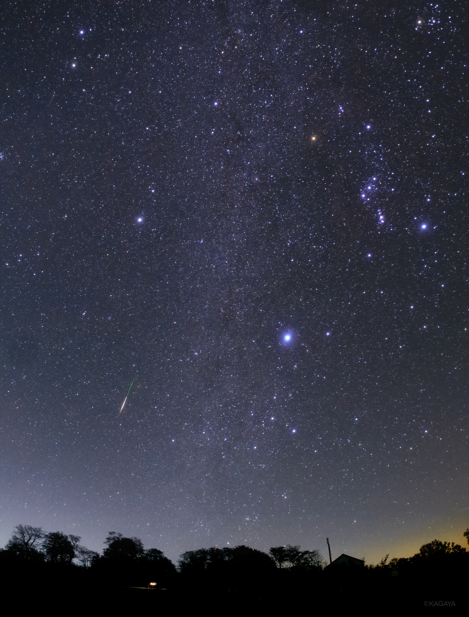 Kagaya 昨夜撮影したオリオン座流星群の流れ星たちです 1 昇るオリオンと 2 冬 の大三角と 一番明るい星はシリウス 縦に伸びる淡い光の帯は冬の天の川です 未明にはもう冬の星座が出そろい きらびやかです オリオン座流星群は流星の数は少ない