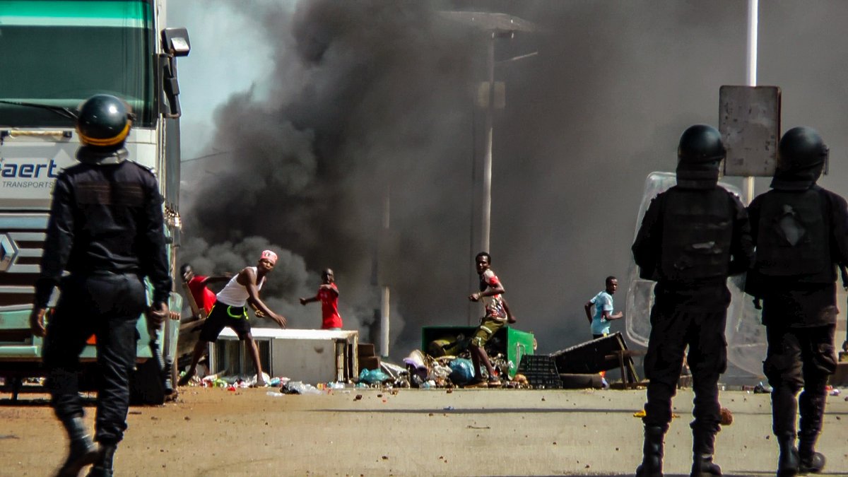 #Guinée Heurts intenses sur tout l’axe Le Prince. Barricades enflammées à Wanindara. Echange de jets de pierres entre policiers et manifestants. Témoins évoquent des tirs et plusieurs morts. #Kibaro #GuineeVote