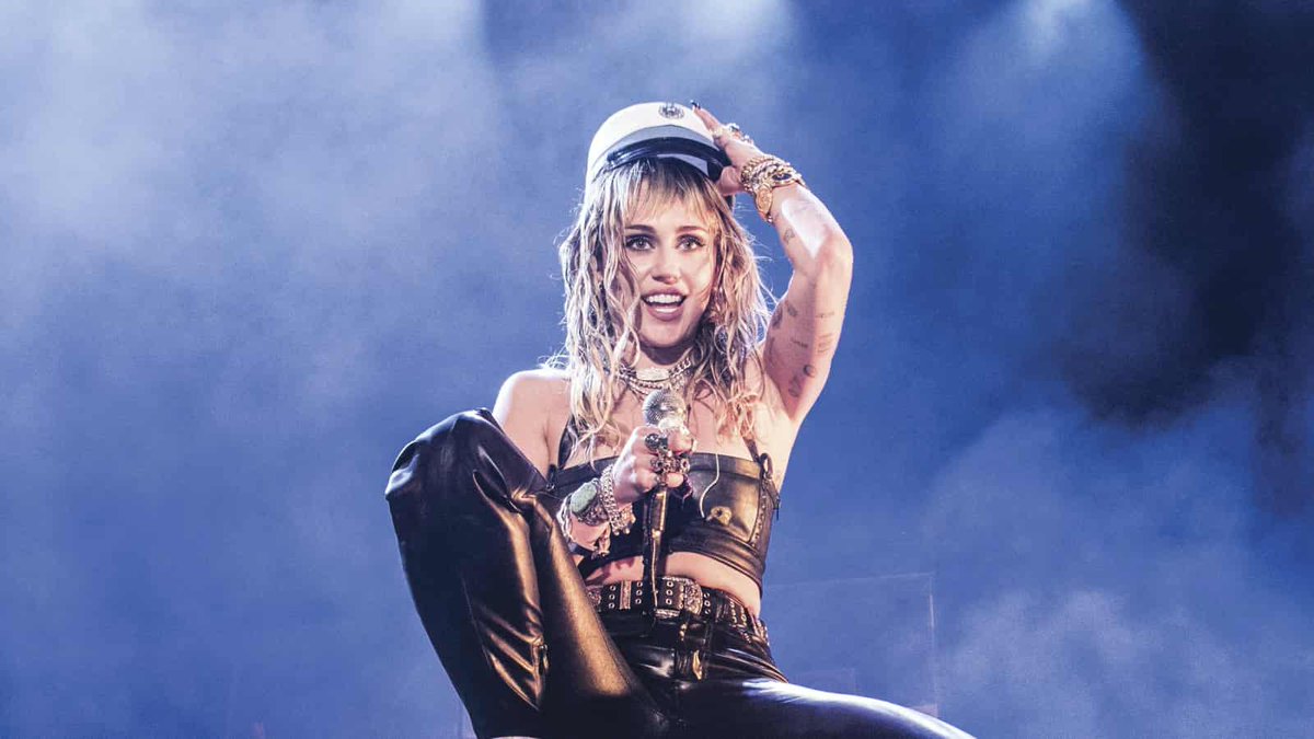 Miley Cyrus revela que está trabajando en un álbum de covers de Metallica!!!!!!!!! *mil fueguitos emoji*  #MTVNewsLA