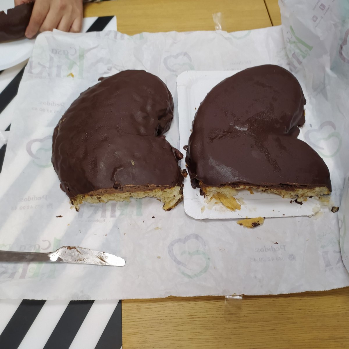ElCirculoCF's tweet image. Hoy hemos vuelto a desayunar en #palmerasDeChocolate de @Casa Kiki de nutella  y trufa para poder elegir tu preferida. Da gusto cuando nuestros #coworkers nos endulzan la mañana así :-)
¿Y tú? ¿Cuál prefieres? 
#coworkingMalaga #espacioCompartido #oficinaPorHoras #espacioSeguro