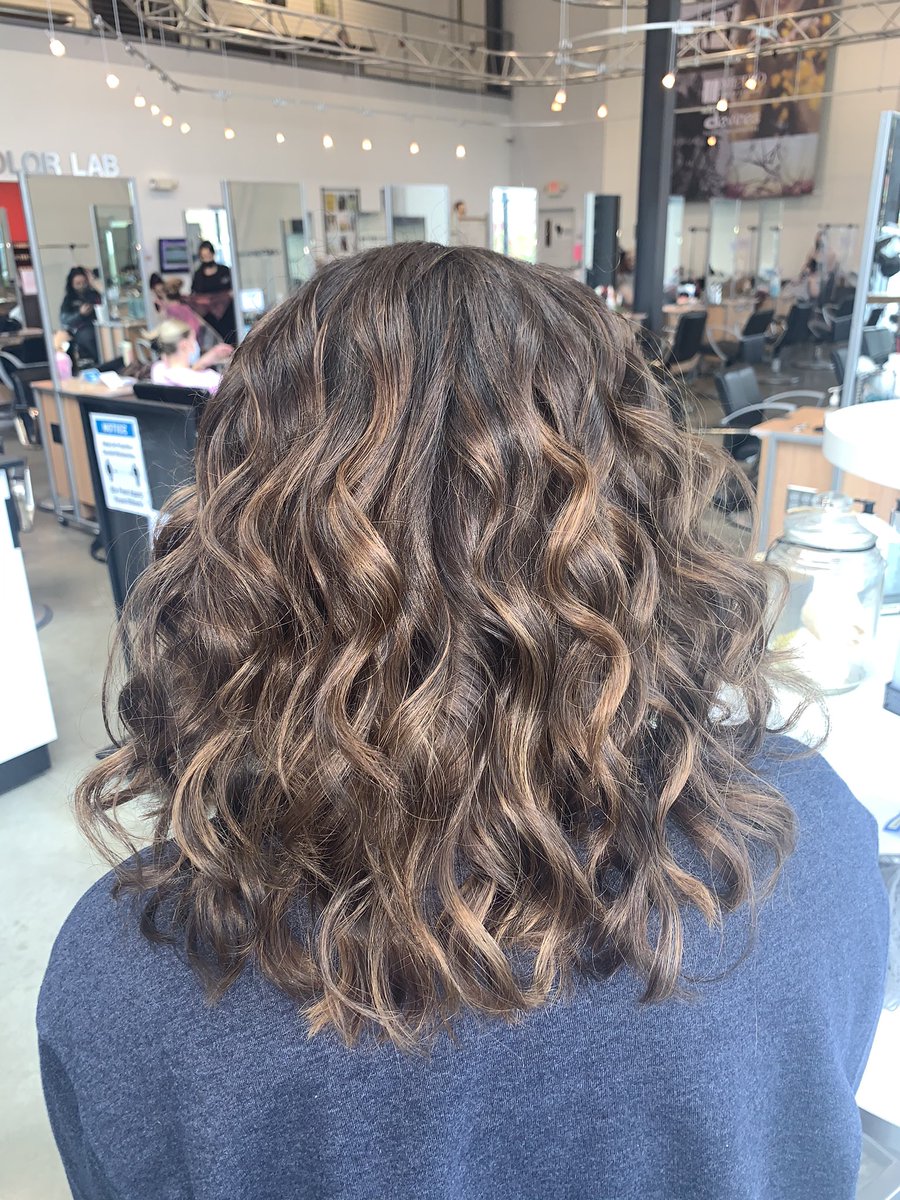 DiamondJadaa_'s tweet photo. Before and after 💖
••
Fall balayage 🍂
••
Book with me @ metro beauty academy ✨
#rtforsupport #cosmetology #hair https://t.co/N31ekart2J