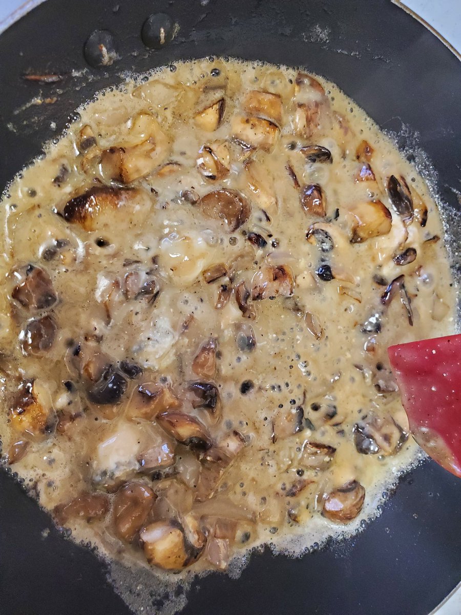 Mushrooms, a forest and health potion staple. We need to cook them before putting them on the pizza or they& #39;ll make the crust all soggy.