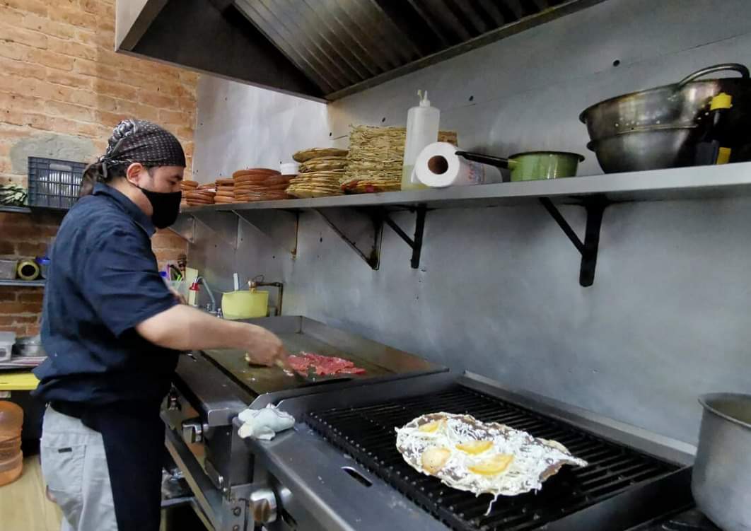 Centro_CDMX's tweet photo. #LugaresDelCentro 

En la calle Soledad 42 local 4 se encuentra “Aquí es Oaxaca.”, el cual ofrece productos típicos de ese estado: tasajo, chorizo, mole, chocolate, dulces típicos, nieve de leche quemada …

 #FeriaDeLosBarrios2020 https://t.co/0yJZqcX7TT https://t.co/qcHdiiUNcJ