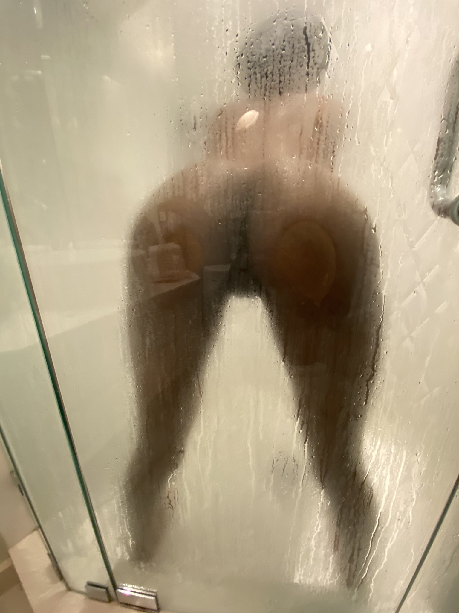 2 pic. Love these type of showers 🧖‍♀️🥴 https://t.co/kDTqtn6OcE