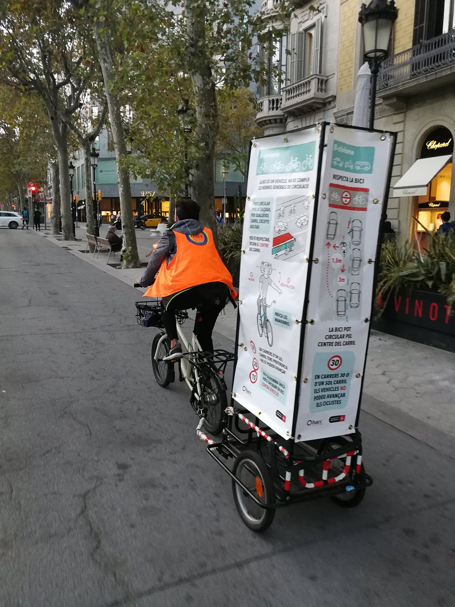bacc_cat's tweet photo. #Bcivisme | Avui hem estat a peu de carrer als districtes de @Bcn_Eixample i @Bcn_Gracia aturant a conductors/es, motoristes traslladant el #respectalabici i els drets dels ciclistes de #bicibcn
Demà mes! 👏 ✊
Amb el suport de @bcn_ajuntament https://t.co/gwPN1kTxgT