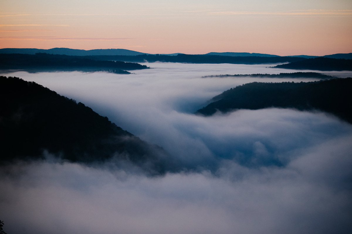 AlexKing___'s tweet image. Sunrise in the mountains of West Virginia 🌄