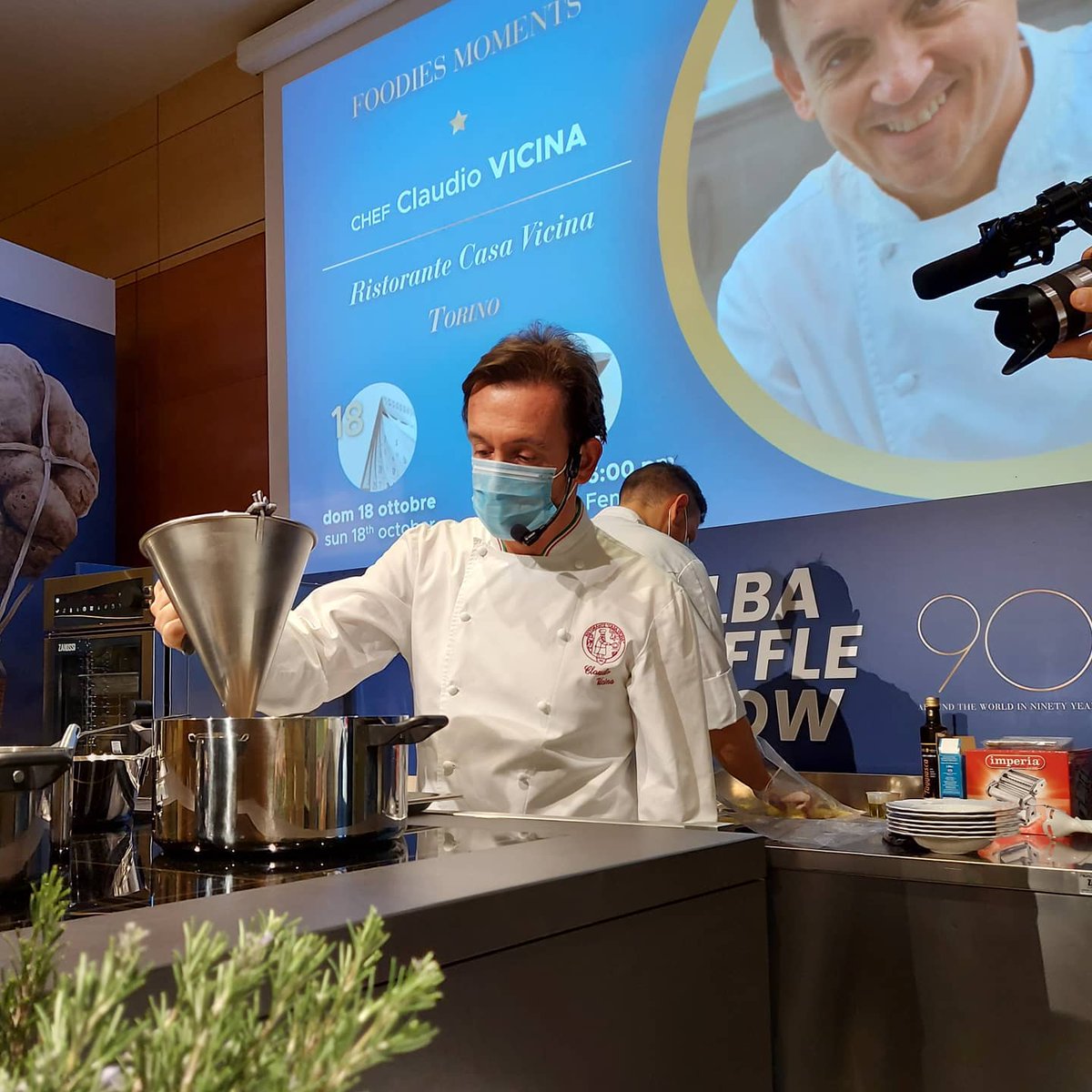 Il nuovo DPCM firmato ieri ha confermato l'apertura della Fiera. Sabato 24 e domenica 25 ottobre siamo pronti ad accogliervi per farvi godere esperienze enogastronomiche di assoluta qualità e in sicurezza. Scopri gli eventi della settimana fieradeltartufo.org/gli-eventi-del…