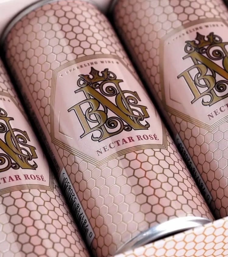atcorpglobal's tweet photo. #COOLOFF

Need a little sparkle? Well, @houseofbng's got you covered as @bonang_m launches a first of it's kind in Southern Africa, a canned sparkling wine 🥂

Available NOW at your nearest @woolworths_sa

#BlackExcellence #WHATSYOURAT #WhereYoureAt #AtCorp 🌎 🖱 https://t.co/So2CUJeHRv